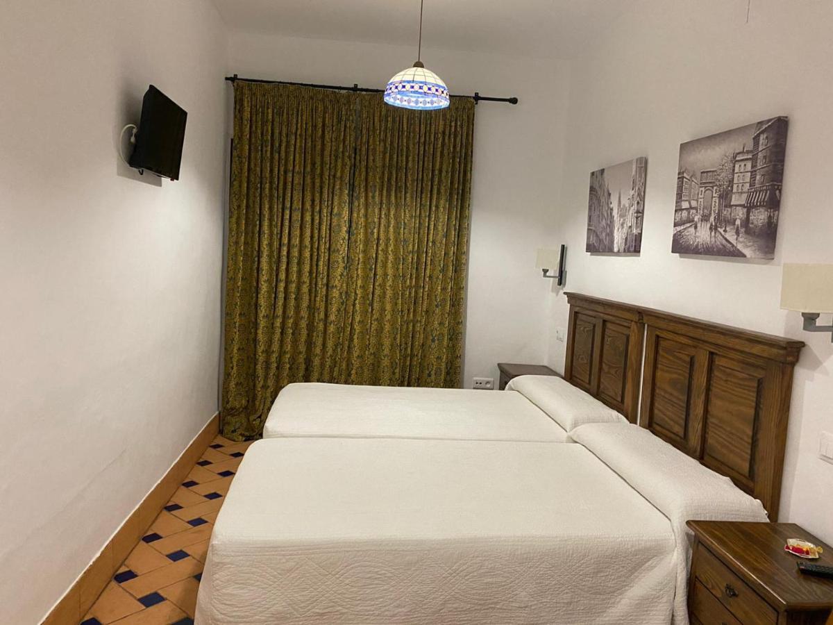Apartamentos Turisticos - Hostal Los Alisos Aliseda Eksteriør billede