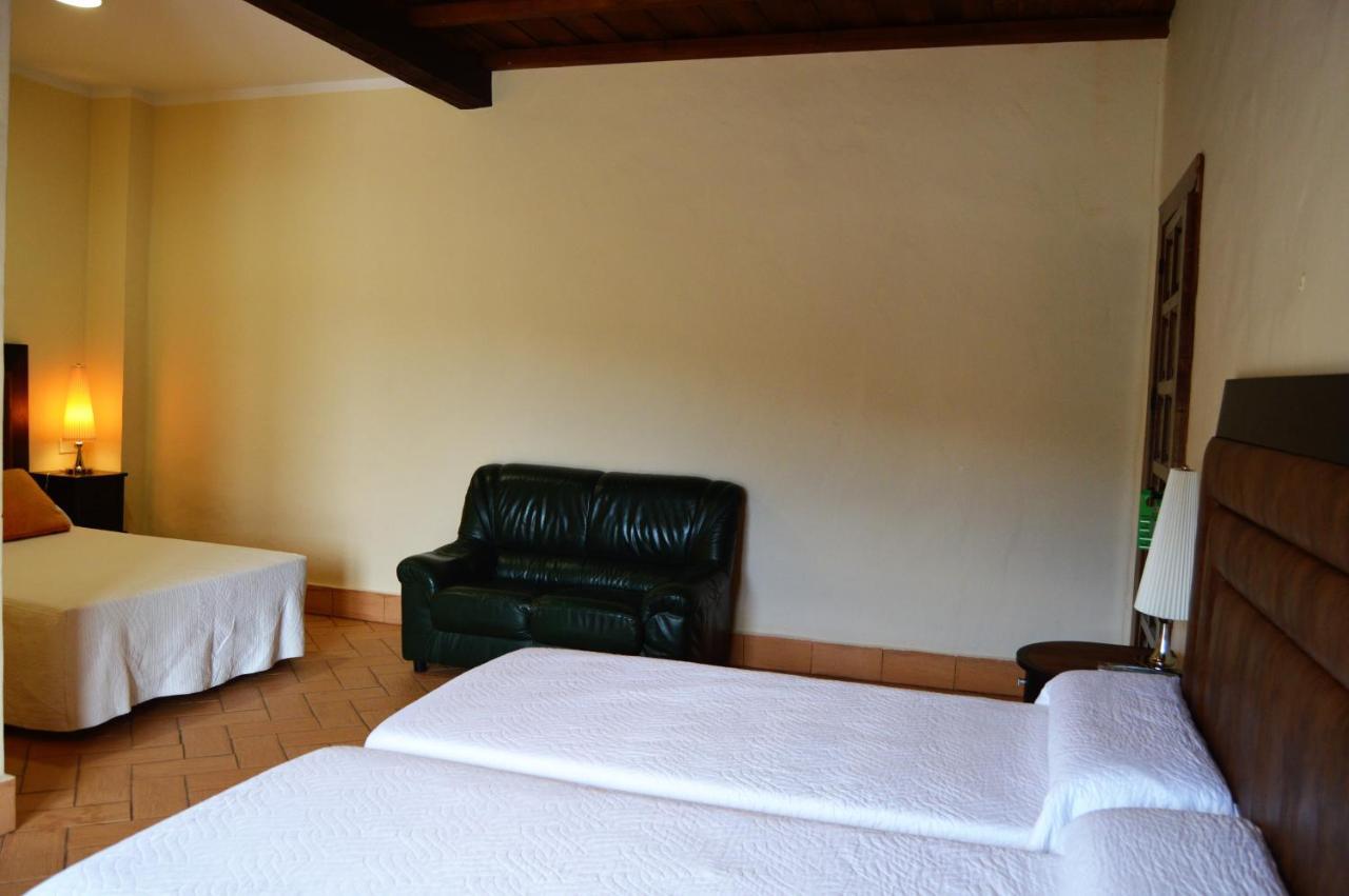Apartamentos Turisticos - Hostal Los Alisos Aliseda Eksteriør billede