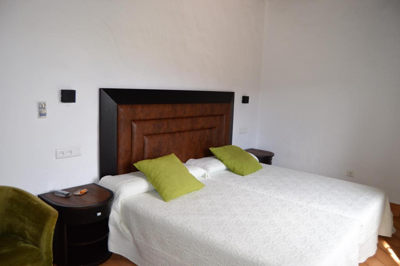 Apartamentos Turisticos - Hostal Los Alisos Aliseda Eksteriør billede