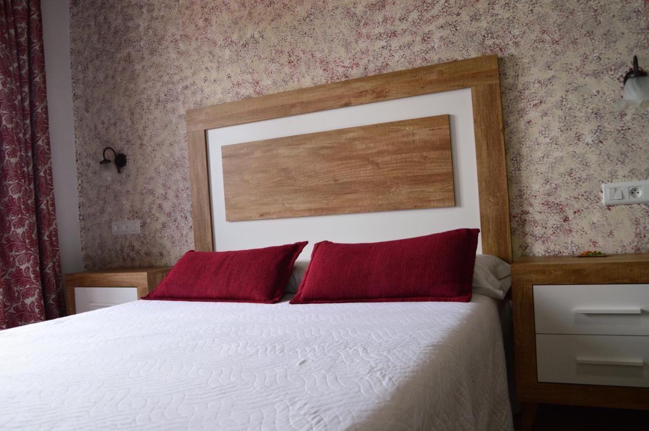 Apartamentos Turisticos - Hostal Los Alisos Aliseda Eksteriør billede