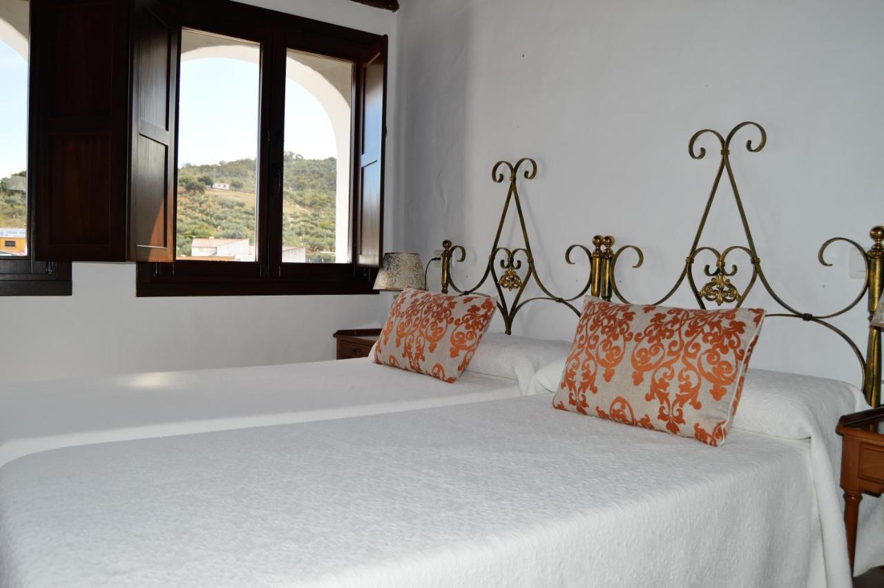 Apartamentos Turisticos - Hostal Los Alisos Aliseda Eksteriør billede