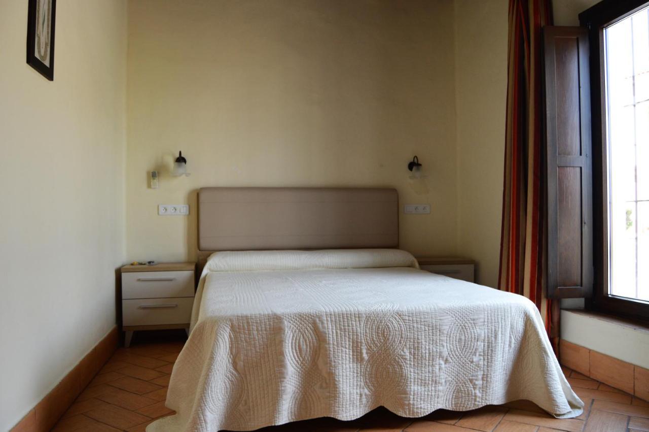 Apartamentos Turisticos - Hostal Los Alisos Aliseda Eksteriør billede