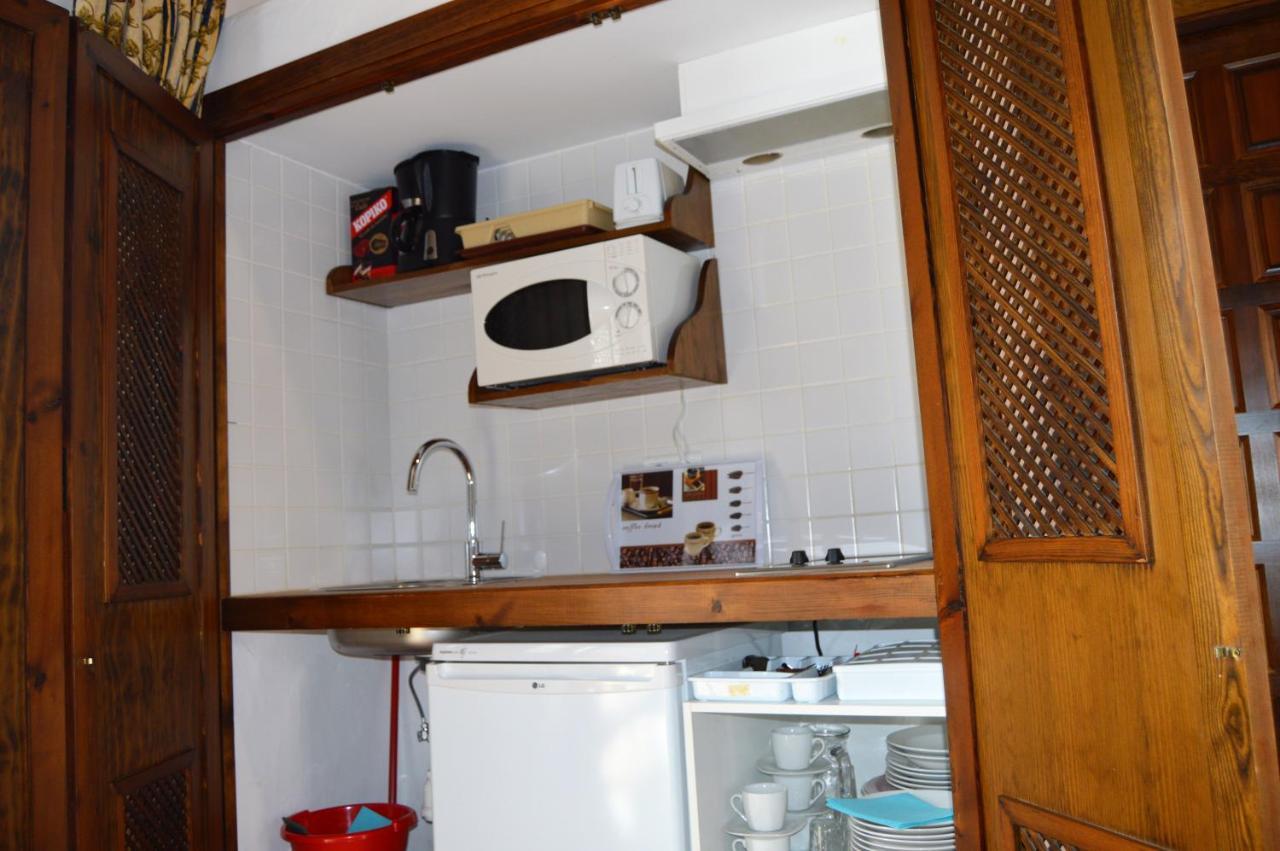 Apartamentos Turisticos - Hostal Los Alisos Aliseda Eksteriør billede