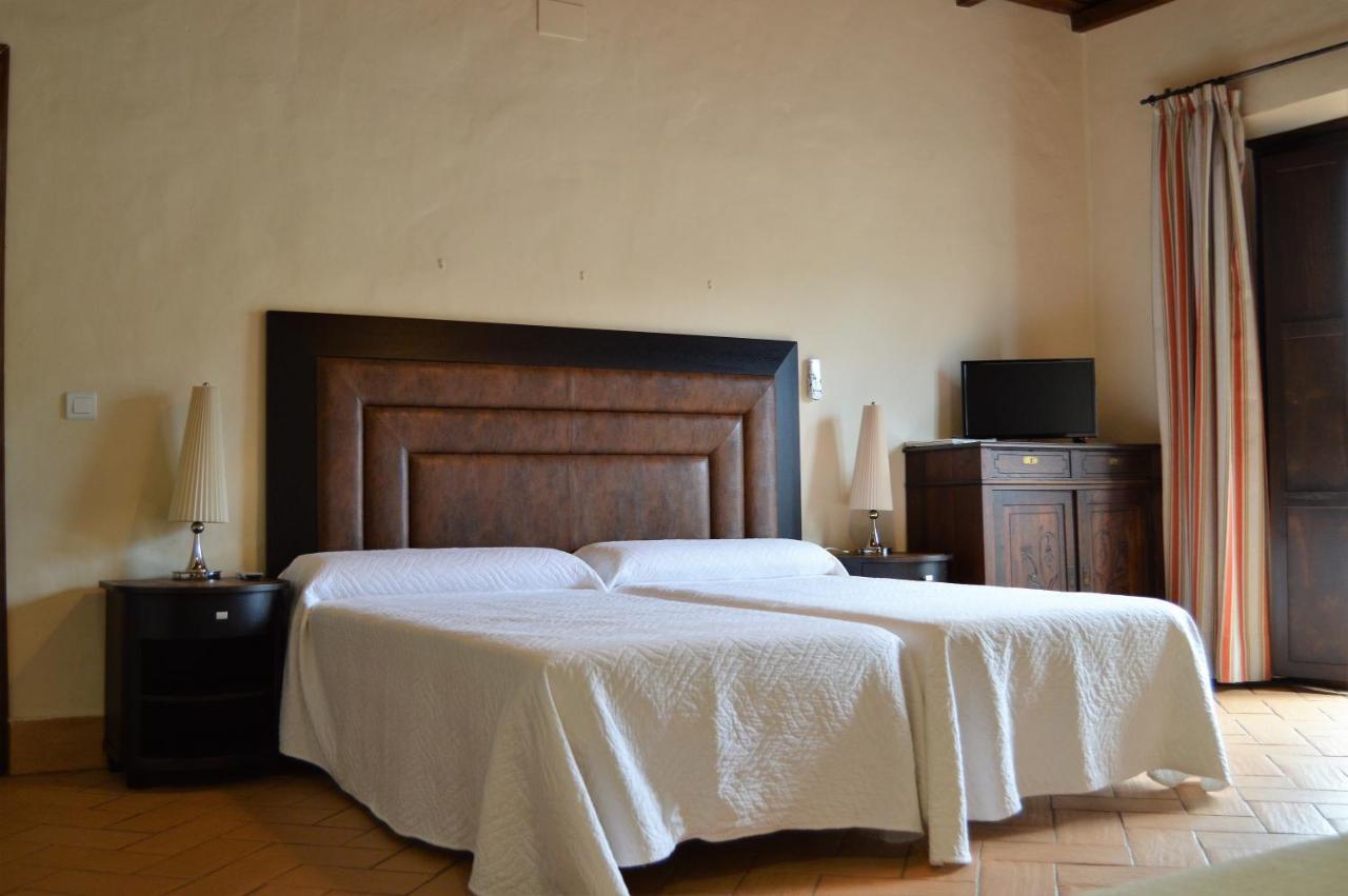 Apartamentos Turisticos - Hostal Los Alisos Aliseda Eksteriør billede