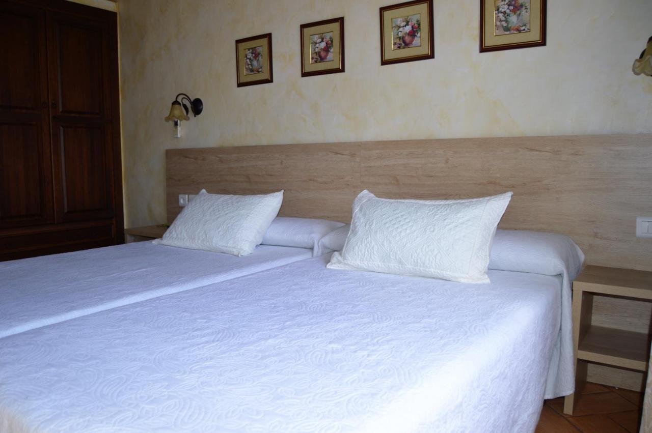 Apartamentos Turisticos - Hostal Los Alisos Aliseda Eksteriør billede