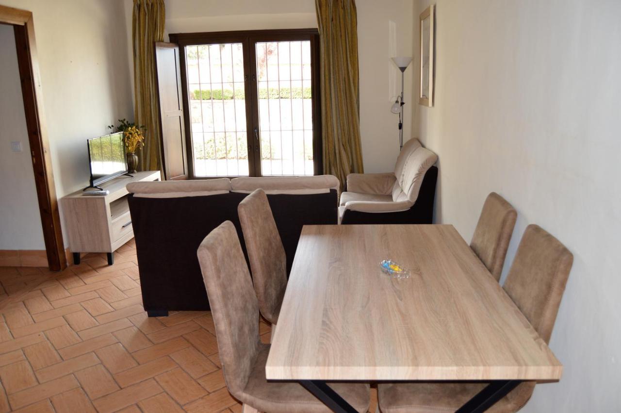 Apartamentos Turisticos - Hostal Los Alisos Aliseda Eksteriør billede