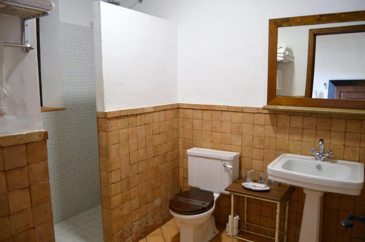Apartamentos Turisticos - Hostal Los Alisos Aliseda Eksteriør billede