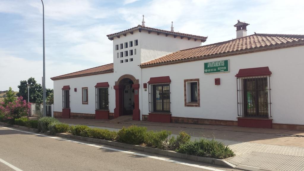 Apartamentos Turisticos - Hostal Los Alisos Aliseda Eksteriør billede
