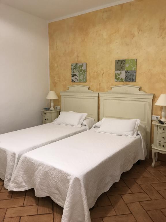 Apartamentos Turisticos - Hostal Los Alisos Aliseda Eksteriør billede